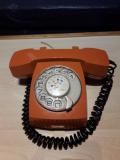 To je telefon za klicanje. Včasih niso imeli tipkovnice ampak vrtljivo številčnico. Mami mi je povedala, da je trajalo zelo dolgo, preden si vnesel številko.